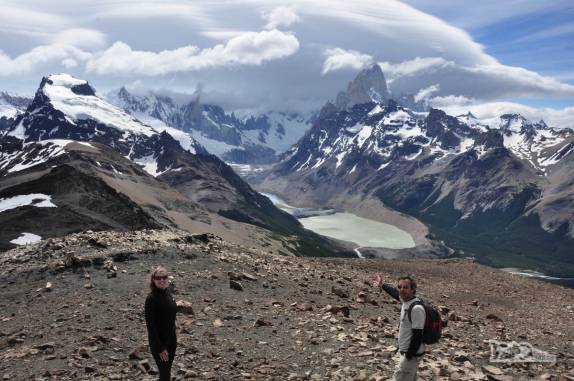 No alto da Loma del Pliegue Tumbado, maravilhados com a grandiosidade da paisagem do Parque Nacional Los Glaciares, em El Chaltén, na patagônia argentina